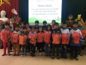 Trường Tiểu học Noong Bua tổ chức trao quà cho học sinh có hoàn cảnh khó khăn nhân dịp tết nguyên đán Kỷ Hợi 2019