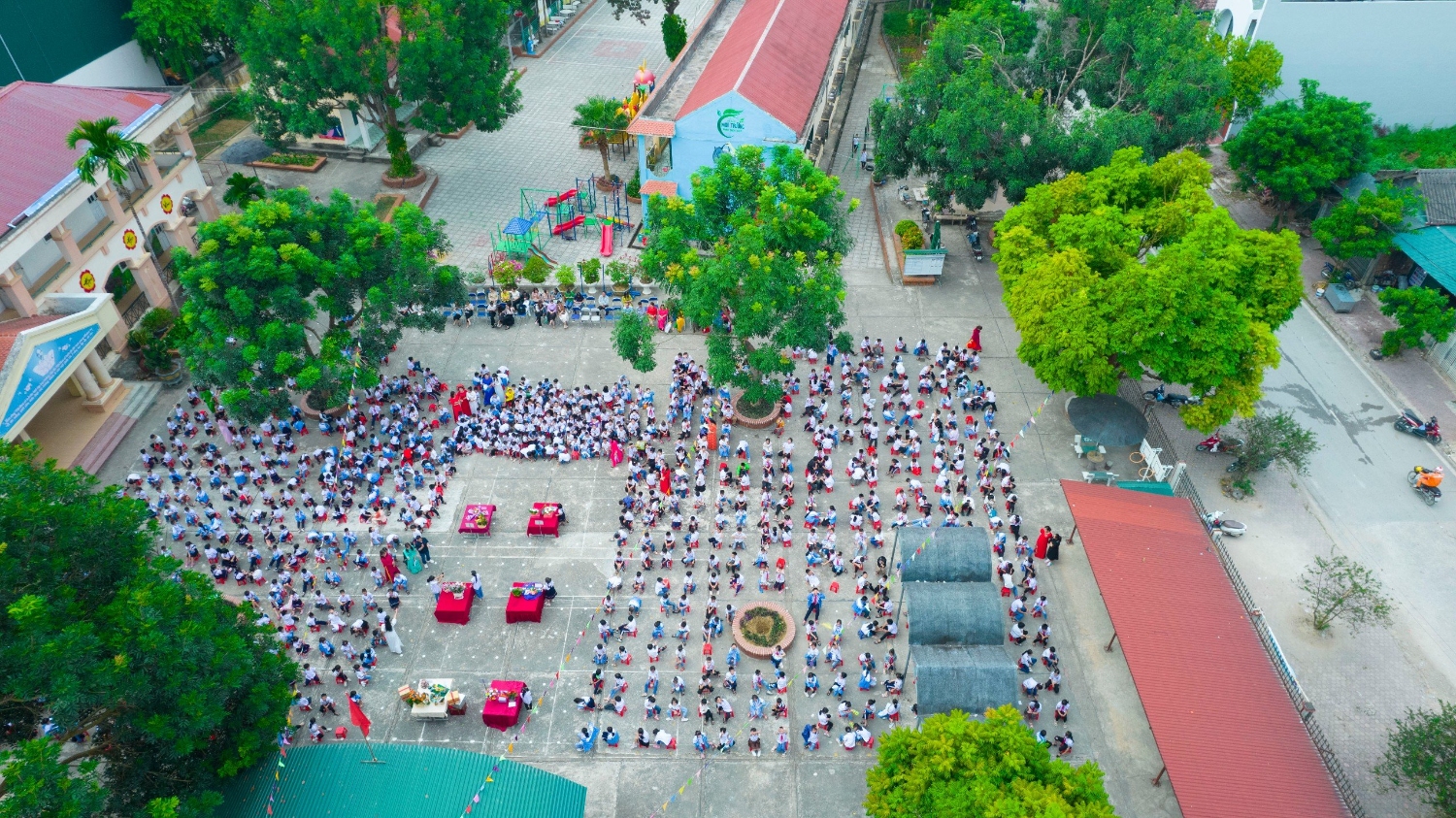 TRƯỜNG TIỂU HỌC NOONG BUA  TƯNG BỪNG TỔ CHỨC HỘI THI CẮM HOA  CHÀO MỪNG 93 NĂM NGÀY THÀNH LẬP HLHPN VIỆT NAM